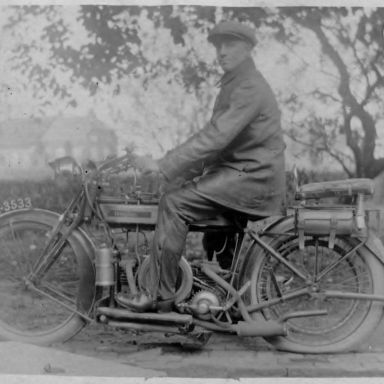 Kenteken: A 3533; Geert Berend Degenhart op de Douglas motor, 1924, foto: K. Mollema