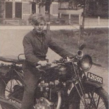 Kenteken: A 26202; Eeuwe Zijlstra als broekie van 18 jaar op de dikke stoomfiets, foto: J. Bodewitz