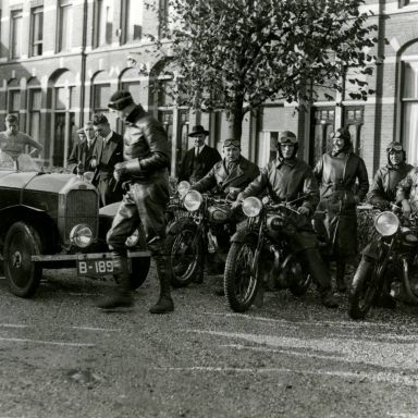 Kenteken: A 22406; Provincie rit friese motorclub, bij hotel De Groene Weide aan de Harlingersingel in Leeuwarden, 20-10-1935 (2138-7719)
