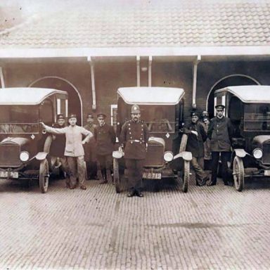 Kenteken: A 6712; Ford TT vrachtwagens van de N.V. Wouda, in gebruik bij de P.T.T., ca. 1922, foto: H. E. Boonstra