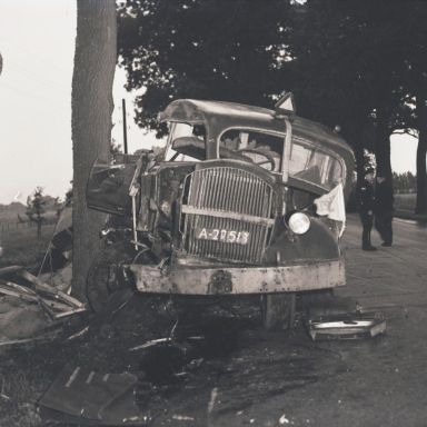 Kenteken: A 22513; Rijksweg A28 tussen Staphorst en Meppel waar de Mack vrachtwagen met aanhanger tegen een boom botste, 03-09-1951, foto: <a href='https://tinyurl.com/mtkv7wmb' target='_blank'>Collectie Drents Archief</a>; Fotograaf: Klaas van Buiten