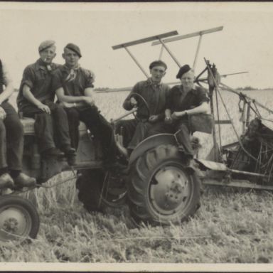 Kenteken: A 44415; Klazienaveen-Noord, vijf mannen poseren op de Allis Chalmers tractor met zichtmachine en zelfbinder, in het midden Hendrik Koops, ca. 1951 (2437-6698)