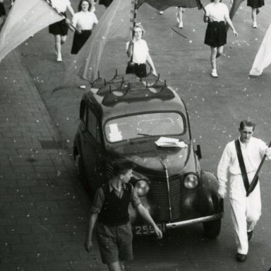 Kenteken: A 25981; Renault Juvaquatre, Groningen, Spilsluizen, ca. 1946, foto: uitsnede 2138_0558.jpg