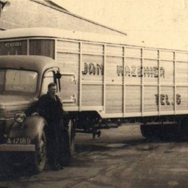 Kenteken: A 17189; Volvo, foto: collectie <a href='http://www.transportnostalgie.punt.nl/' target='_blank'>transportnostalgie.punt.nl</a>