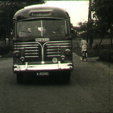 Kenteken: A 40090; White, foto: still uit de film "Tocht Ouden van Dagen gemeente Termunten", Friedel Tahl, Foto Modern Winschoten, 06-1952, coll. GrA (2209-AV7016)
