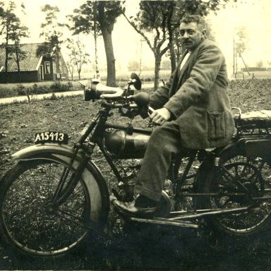 Kenteken: A 15413; Lageweg, Wedde, Berend Lukkien op de motor, foto: M. Fokkens