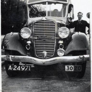 Kenteken: A 24971; Diamond T bus met chauffeur Gerrit Horst, foto: J. Horst