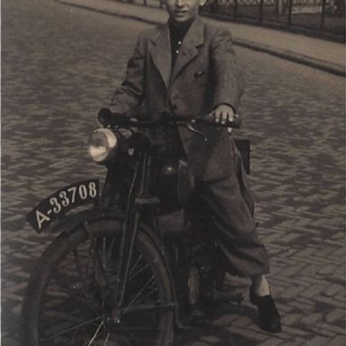 Kenteken: A 33708; Schoolstraat, Usquert ca.1949, Jakob J. Medendorp op de BSA van zijn vader Jan Medendorp foto: J.J. Medendorp