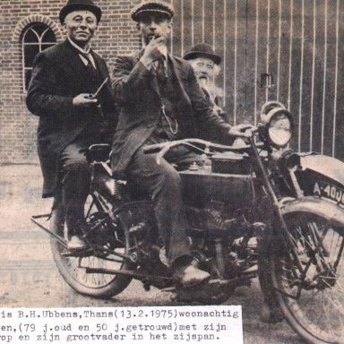 Kenteken: A 4006; Harley-Davidson, met B.H. Ubbens, achterop zijn vader en in de zijspan zijn grootvader, foto: collectie G. Moorlach, Gemeente Het Hogeland