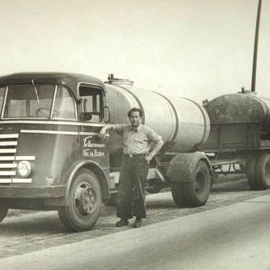 Kenteken: A 32623; Chauffeur Henk Lucas bij de DAF zevenstreper, foto: J. Smits