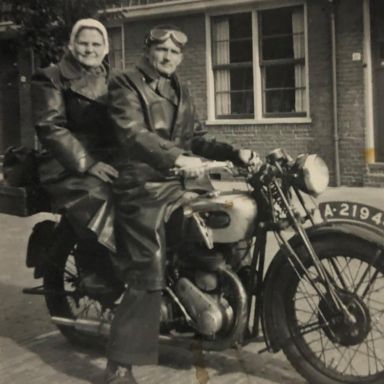 Kenteken: A 21944; Tjebbel Maris en zijn vrouw Gebina Homburg op de motor, 1934, foto: T. Maris