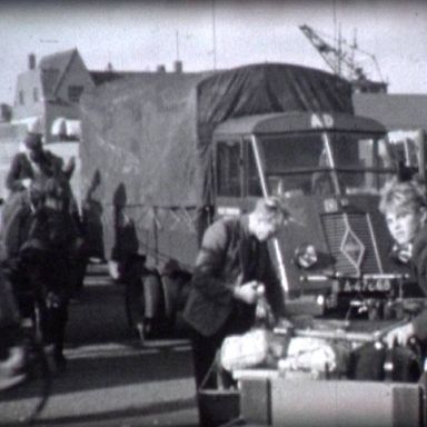 Kenteken: A 47668; Renault, foto: Still uit GAVA-film AV1313