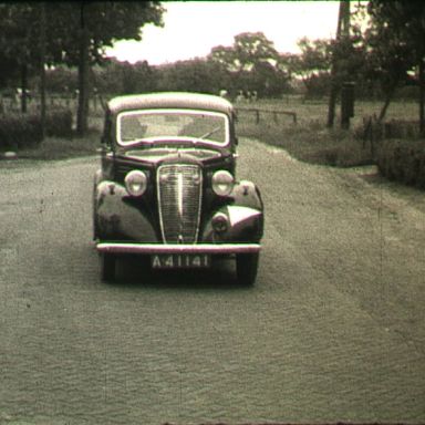 Kenteken: A 41141; Morris 10, foto: still uit de film "Tocht Ouden van Dagen gemeente Termunten", Friedel Tahl, Foto Modern Winschoten, 06-1952, coll. GrA (2209-AV7016)