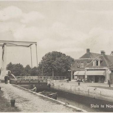 Kenteken: A 7845; Ophaalbrug en sluis, Noordscheschut, ca. 1938, foto: <a href='https://www.drentsarchief.nl/onderzoeken/beeldbank/zoeken/detail/b9b26b20-9c38-ed93-e29f-2aef74c045b2/media/8e66a568-d340-8719-f436-bc7b0419a943' target='_blank'>Collectie Drents Archief</a>