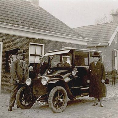 Kenteken: A 12464; Opel,  Blauwijkel en Mulder voor het café Blauwijkel te Sebaldeburen, foto: J. Blauwijkel