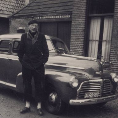 Kenteken: A 49492; Jacob J. Ritzema voor zijn Chevrolet bij café Mestje, foto: <a href='https://hdl.handle.net/21.12105/db525c21-e1ac-0cb7-3d1c-a96a6db9602b' target='_blank'>collectie CHC Oldambt / Collecite de Wal (1-1985)</a>