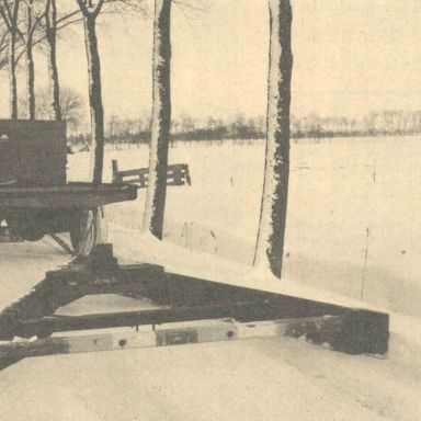 Kenteken: A 30833; Sneeuwschuiven bij Oldekerk, foto: "Het Noorden in Woord en Beeld" 02-02-1940