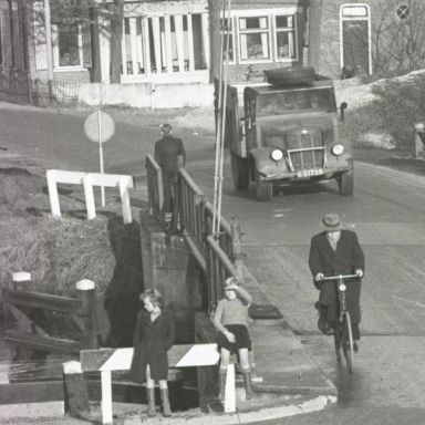 Kenteken: A 21729; Austin bij klapbrug 'De Schaive Klabbe', Muntendam, 1948, foto: uitsnede 2248-488.jpg; Fotograaf: Fotobedrijf Piet Boonstra
