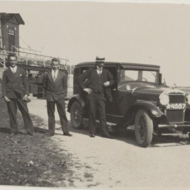 Kenteken: A 4557; Nieuwe Statenzijl: J.H. Nannenga en twee onbekende heren maken uitstapje met de Essex Super Six tijdens landbouwstaking, 1929 (2437_4734)