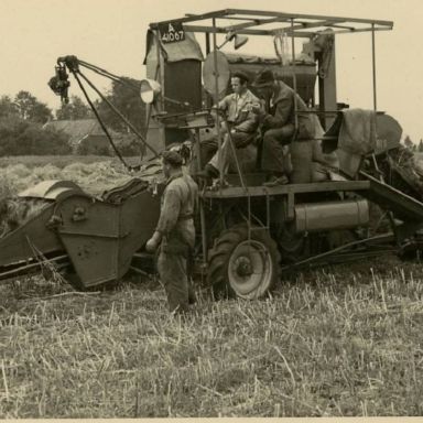Kenteken: A 41067; Graan dorsen op proefboerderij Borgercompagnie, foto: collectie Veenkoloniaal Museum (vm 2.4.03-51)