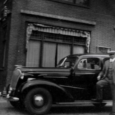 Kenteken: A 12209; Klaas Kolhorn naast de Chevrolet, foto: H. Kolhorn-Gorzeman