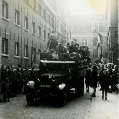 Kenteken: A 29105; Chevrolet, foto uit fotoalbum padvinderij van Bernard Huisman, 1944-1946 (2139-0331)