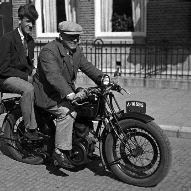 Kenteken: A 16395; Op de FN: Johann (Jopie) Engel en achterop Herman Coolsma,  foto: Th. Coolsma