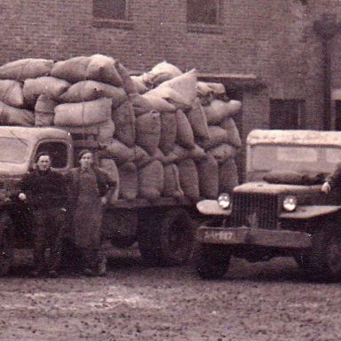 Kenteken: A 48827; De Dodge vrachtauto's van de Coöp. Landbouwvereniging Zuidelijk Westerkwartier, foto: J. van Houten