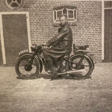 Kenteken: A 30433; Jan Arends op de BMW R35, foto: J.G. Arends