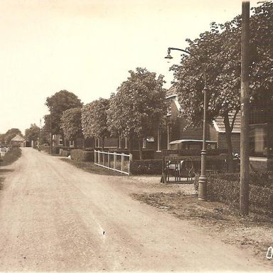 Kenteken: A 18973; Winkel en auto van Geert en Frouke Boer, 1937, foto: T. Kort