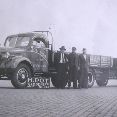 Kenteken: A 41719; Volvo van zakkenhandel Joh. Bos. Bij de wagen staan Johannes Bos, H. Pot en een onbekende man, foto: Collectie Gemeentearchief Hoogezand-Sappemeer (D08681)