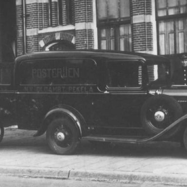 Kenteken: A 22305; Ford V8, postkantoor Oude Pekela, bij het portier chauffeur Buiter , foto: collectie Veenkoloniaal Museum (VM 6.1.5 Ou Pe 119)