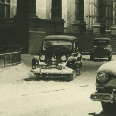 Kenteken: A 13900; Ingang Academiegebouw ca. 1950, foto: uitsnede 2166-0683.jpg; Fotograaf: Jos Lange