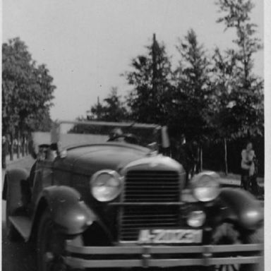 Kenteken: A 20231; Frits Wilkens in zijn Essex Boattail Speedster 1927 (?) foto: M. Neven