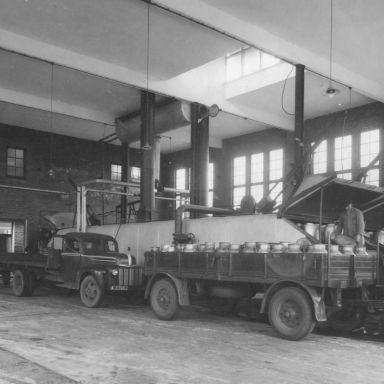 Kenteken: A 33962; Ford vrachtauto in bussenreinigingslokaal van melkfabriek de Ommelanden, foto: S. Muller
