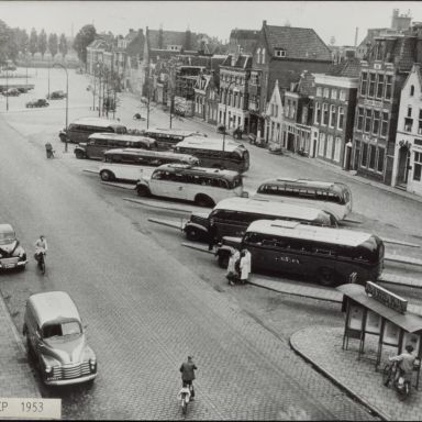 Kenteken: A 39045; Groningen, Damsterdiep, 1953, foto: archief Dagblad van het Noorden (AW20240242)