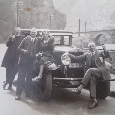 Kenteken: A 12299; Chevrolet, vermoedelijk in Duitsland, geheel rechts J. Dooper, geheel links zijn broer B. Dooper die kapelaan te Borne was, 1929, foto: K. Dooper