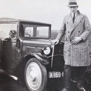 Kenteken: A 16949; Eltje Plas en zijn dochter Suzanna Plas bij de Austin, achter het stuur Grietje Plas - Zwaagman, ca. 1933, foto: R. Vorenhout