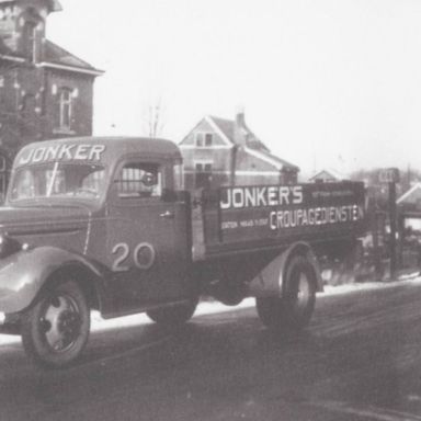Kenteken: A 31293; Chevrolet, bron foto: "Jonker Vijfenzeventig jaar in beweging." (1957-25777)