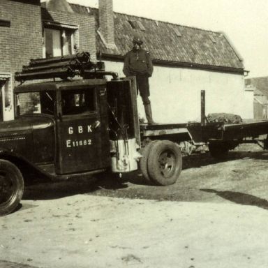Kenteken: A 8240; Chevrolet vrachtwagen uitgerust met houtgasgenerator, foto: archief W. Mollema