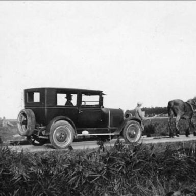 Kenteken: A 2192; De Maxwell van Menno de Vries op de weg naar Pieterzijl. De auto wilde niet starten, zodoende trok een paard de auto. foto: <a href='https://twierstr.home.xs4all.nl/' target='_blank'>https://twierstr.home.xs4all.nl/</a>