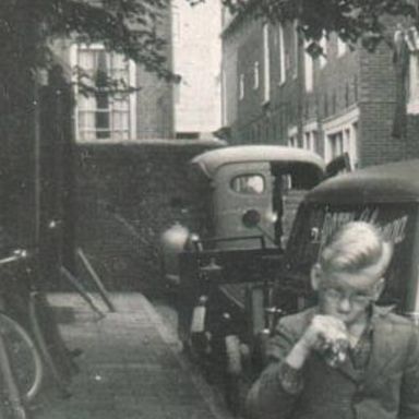 Kenteken: A 18713; Groningen, Burchtstraat, 1954, op de achtergrond de Chevrolet van Boelema, foto: uitsnede 1785-21790.jpg