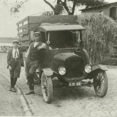 Kenteken: A 11354; Bode R.J. Wildeman naast de Ford T. foto: collectie Veenkoloniaal Museum (Bo 332)