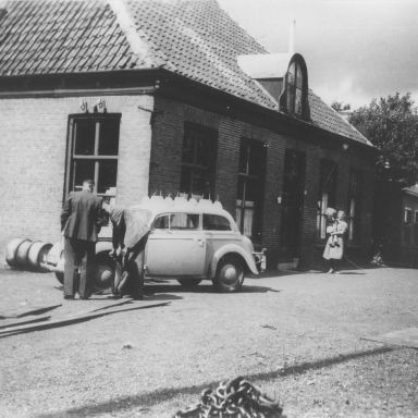 Kenteken: A 22863; Winschoterdiep, woonhuis G. Vos, 1945 (1785-20796)
