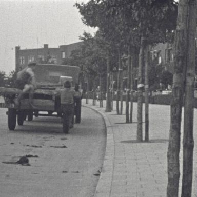 Kenteken: A 17139; Vrachtwagen, foto: still uit "Verkeersfilm", C. van der Mei, 1934, coll. GrA (2209-0176)