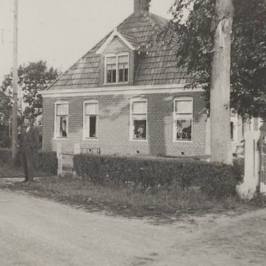 Kenteken: A 8749; Niekerk ca. 1931, foto uit een fotoalbum van Ans en Johan Lubbers-Timmer. (2437_1652)