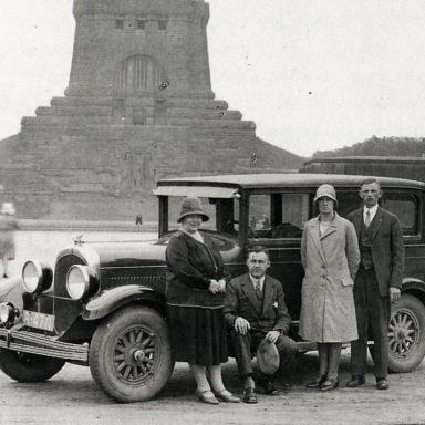 Kenteken: A 4711; Chrysler, Familie van der Molen en familie Scherf in Leipzig, 1930, bij het Monument v.d. Volkerenslag 1813.  foto: B. van Dam