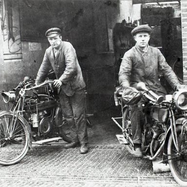 Kenteken: A 1260; De motorfiets bij garage Dinkla, Uithuizen, foto: T. E. Musschenga