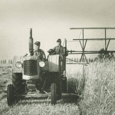 Kenteken: A 32077; Groninger Veenkoloniën. Het machinaal maaien van het koren ca. 1945 (2138-5711)