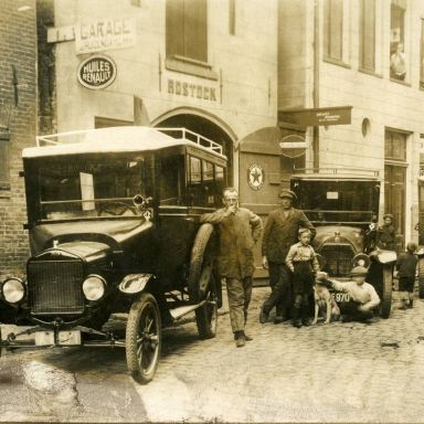 Kenteken: A 6970; Kleine Steentilstraat, pakhuis Rostock, v.l.n.r. Ford A-6971, FN A-6970 en de 2e Ford A-6971, foto A. Timmer